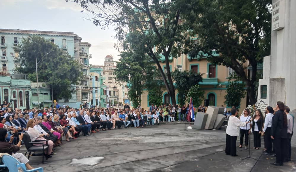 Esta mañana, durante la inauguración del IV Coloquio Internacional Patria, <a href="/DiazCanelB/">Miguel Díaz-Canel Bermúdez</a> y <a href="/DrRobertoMOjeda/">Dr. Roberto Morales Ojeda</a> acompañaron a los participantes en este evento que busca tejer redes entre los pueblos del Sur para enfrentar los desafíos y retos que se presentan desde la comunicación.