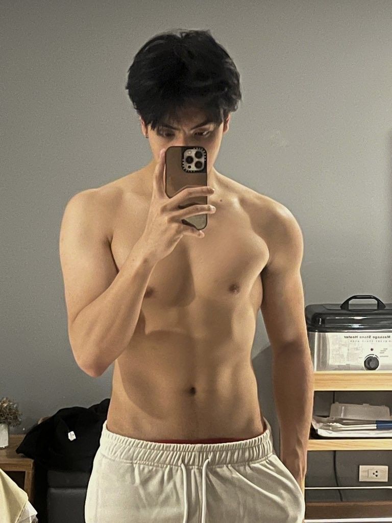 joongsol's tweet photo. The face                                the body https://t.co/YIkwtTtYNI