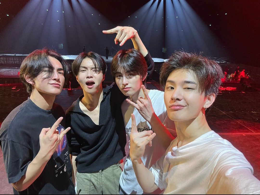 doublepp__'s tweet photo. นี่มานแก๊งค์นักดนตรีวงบัสนี่ กีต้าร์ เบส กลอง ครบ เก่งมากกกก🥺🥳 https://t.co/iWBr8K3Qs7