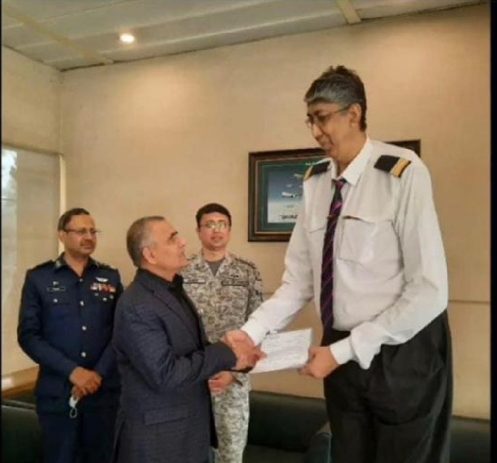 Extremely saddened to hear death of Naseer Somroo, the tallest man &amp; PIA employee, an outstanding person with remarkable courage. He faced all the challenges with bravery.  My heartfelt condolences to his family and #PIA. May Allah grant him the best place in heaven, Aameen.