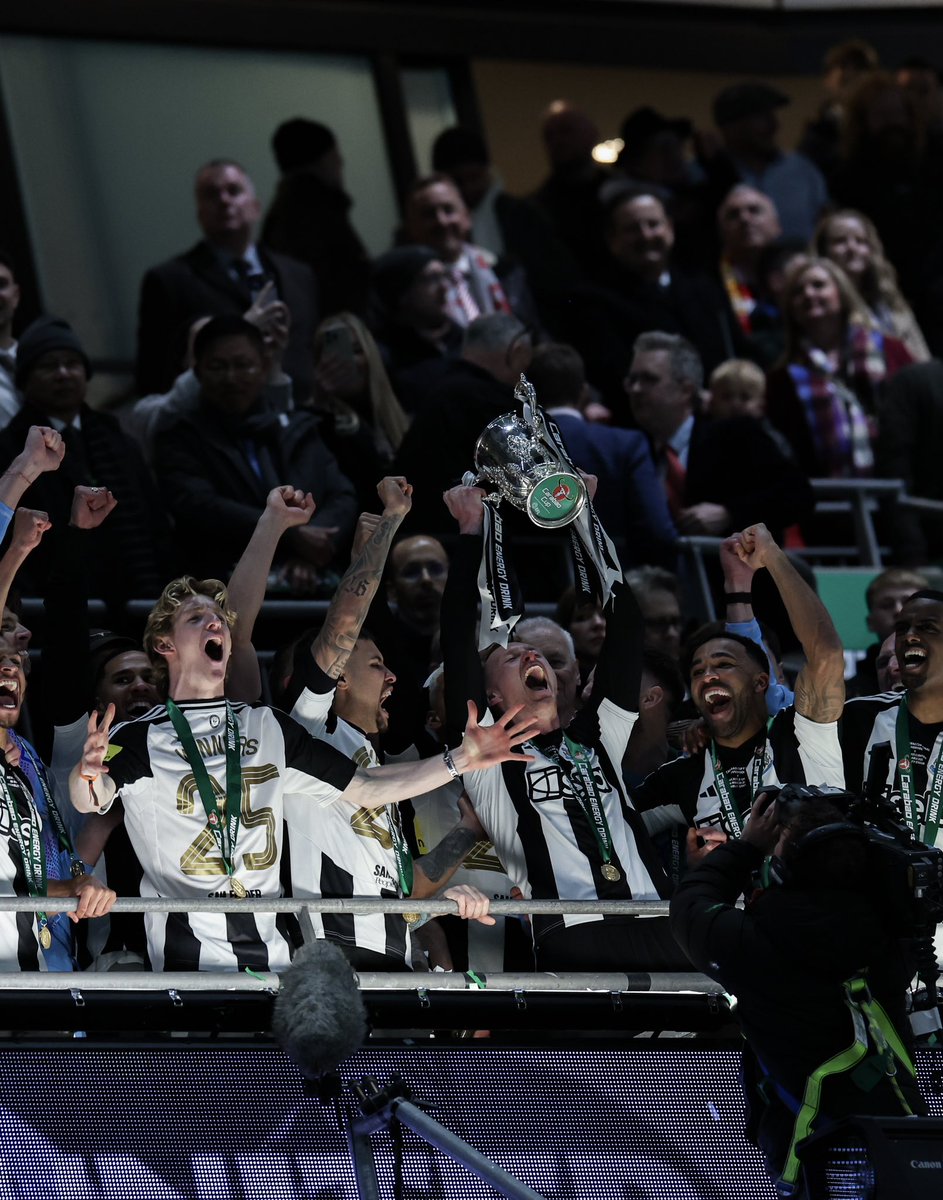 seanlongstaff97's tweet image. A day I鈥檝e always dreamed of ever since I was a young lad going to SJP with my family! 馃弳
So proud to deliver our first trophy in decades and hopefully the first of many for this special team, staff, club and most importantly fanbase 馃枻馃