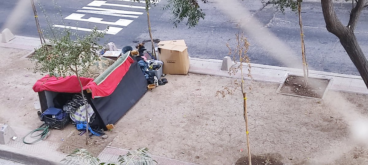 Batuzai18's tweet photo. @Muni_Stgo me pueden ayudar por favor, hace más de un mes, que hay un ruco, entre Argomedo y Antonio Ricaurte. Esta persona, está trayendo basura, ruidos molestos y escándalos. ¿Qué se puede hacer para retirarlo? https://t.co/MHcD2V7oYF