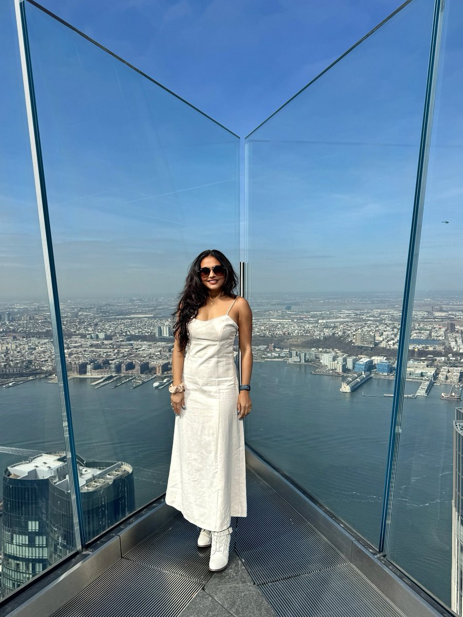 IAmAparnaDesai's tweet photo. Living on the Edge—literally! ✨ #EdgeNYC https://t.co/Pmx738CgCv