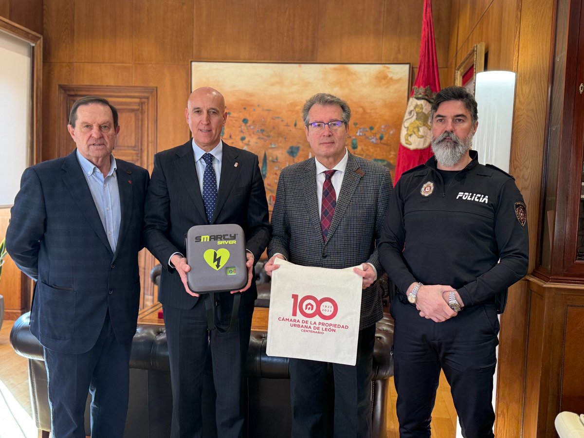 🚓💙 Desde la Cámara de la Propiedad Urbana de León, hemos donado un nuevo desfibrilador a la Policía Local. Con este gesto, reforzamos su capacidad de respuesta ante emergencias.

¡Comprometidos con la seguridad de nuestra ciudad! #CompromisoConLeón #SeguridadCardiaca
