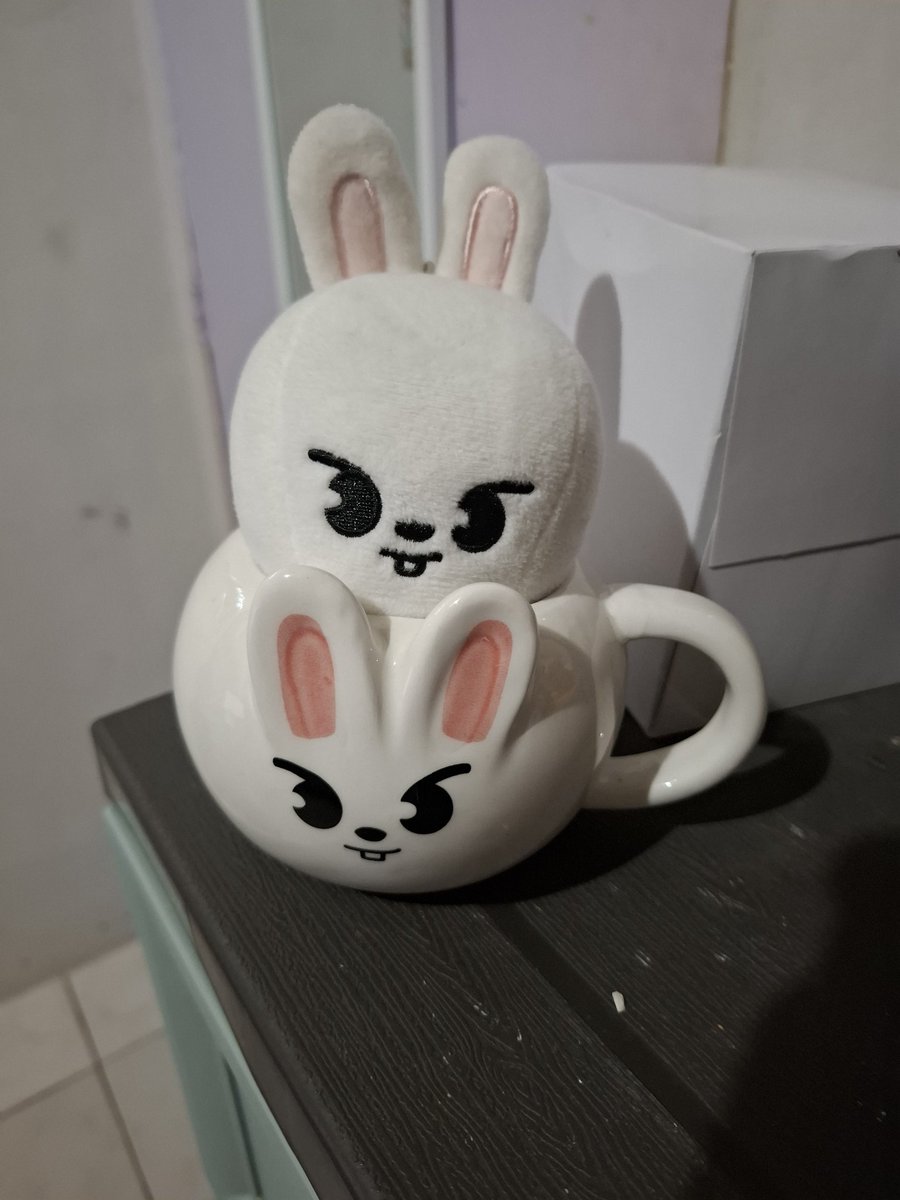 _Cursed_Love_'s tweet photo. hi its me again ate @meanholuvr 

thank you ulet for letting me adopt leebit!! ang cute sa bag HAHAHAH https://t.co/VYJSDAY4PU