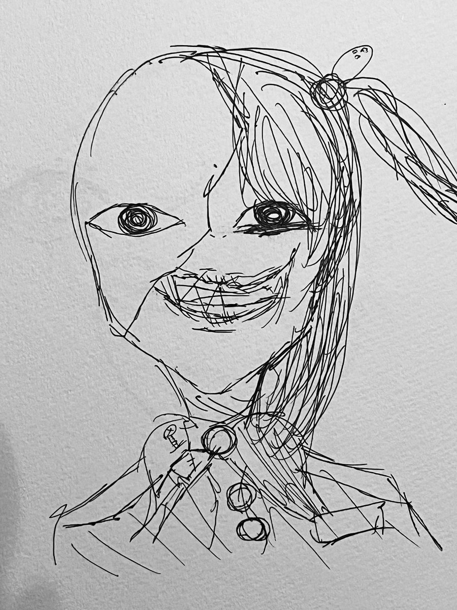 部屋の整理してたら多分小6の時に描いた絵が出てきた!
首が逆三角形で謎のでかいつむじ、、w 