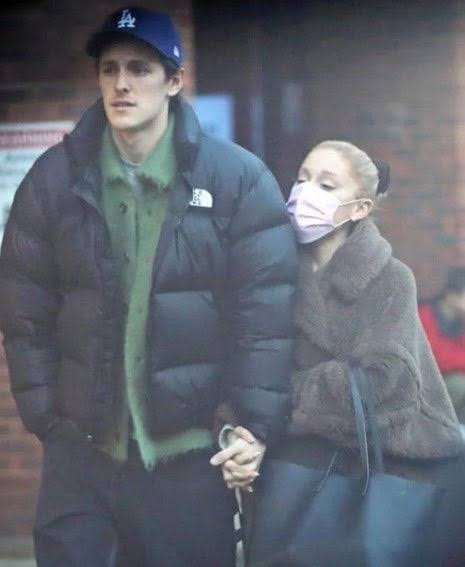 acervoarii's tweet photo. 🚨 "Hampstead" é o nome da cidade onde Ariana e Dalton foram vistos comendo crepes em 23 de janeiro em Londres! https://t.co/thaOI397eE