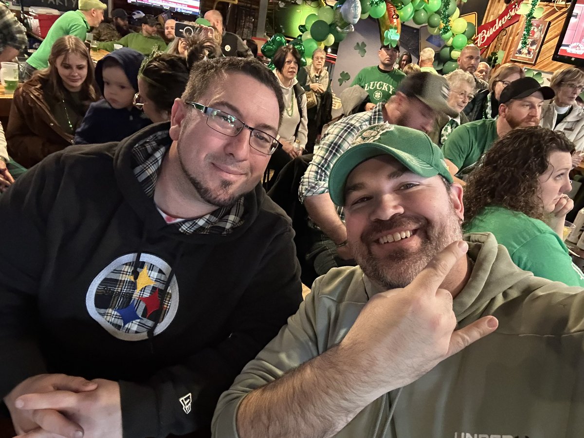 Happy St Patrick’s Day! It’s the on day I trade in the black for the green to celebrate the minuscule Irish blood that flows through my veins! 😆☘️