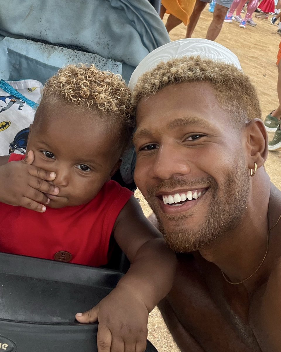 medeirossdaniel's tweet image. achei um mini eu no bloco 👱🏾🤎