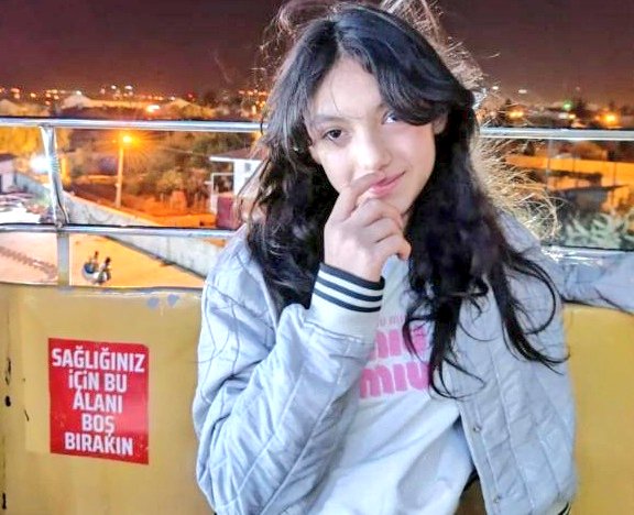 Van'da kayıp bir genç kız aranıyor.
 İsmi Elif Süngü (11), bugün kayboldu. Üzerinde siyah bir mont, beyaz ayakkabılar ve siyah bir sırt çantası var. Eğer onu görürseniz lütfen aşağıdaki numaradan iletişime geçin veya güvenlik güçlerine haber verin:

☎️0542 695 15 09

Gönderiyi RT
