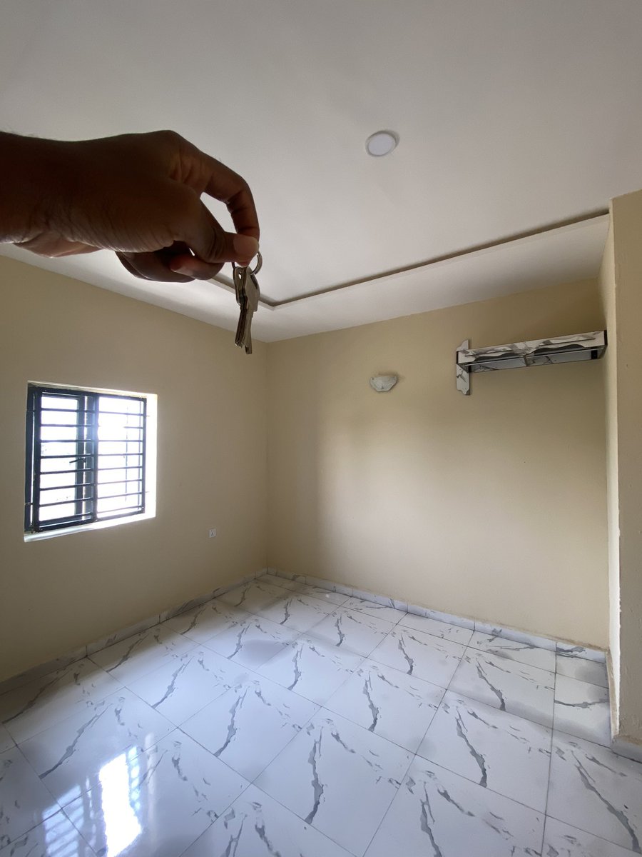 Time to transform this little shoe box into a home. I have finally moved into my own apartment. Congratulations to me.❤️