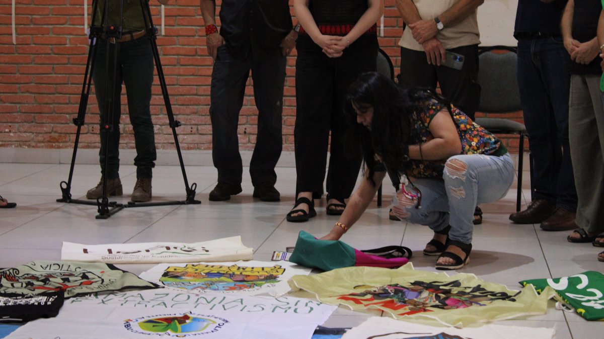 Iniciando nuestro "𝗘𝗻𝗰𝘂𝗲𝗻𝘁𝗿𝗼 𝗟𝗮𝘁𝗶𝗻𝗼𝗮𝗺𝗲𝗿𝗶𝗰𝗮𝗻𝗼 𝘆 𝗱𝗲𝗹 𝗖𝗮𝗿𝗶𝗯𝗲 𝗱𝗲 𝗝𝘂𝘀𝘁𝗶𝗰𝗶𝗮 𝗖𝗹𝗶𝗺𝗮́𝘁𝗶𝗰𝗮" desde la ritualidad agradeciendo a la madre tierra por el espacio y la conexión de las luchas, sembrando semillas para alcanzar los objetivos.