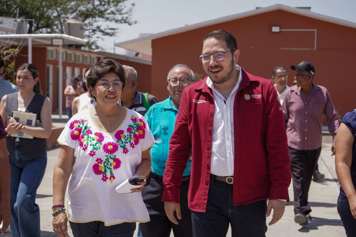 Entregamos escrituras a 62 familias de la colonia Reserva 4, en Veracruz, con el fin de garantizar su derecho a una vivienda digna, brindando seguridad, bienestar social y certeza jurídica. 🏡📜

Seguimos trabajando en beneficio de quienes más lo necesitan. 

#PorAmorAVeracruz