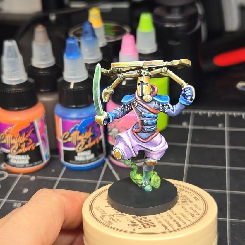 Vanessa Miniatures finished this super cool looking Propeller Knight! Look at those awesome colors! 😍😍

instagram.com/vanessa_miniat…

#shovelknightdungeonduels #shovelknight #miniatures #paintingminis #painting