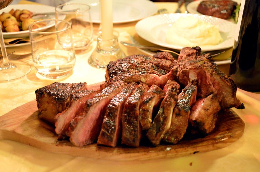 learnitalianpod's tweet photo. There’s nothing quite like a perfectly cooked Bistecca Fiorentina! 🇮🇹 Pair with a glass of Chianti, and you're transported straight to Tuscany! 🍷🌿 https://t.co/jPcT1VVhUN