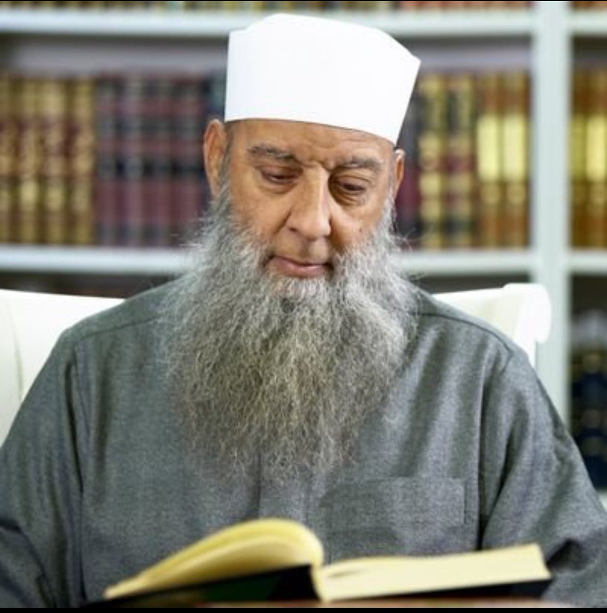 إنا لله وإنا إليه راجعون

توفي الشيخ العلامة المحدث أبو إسحاق الحويني

رحمه الله وغفر له وأسكنه الفردوس الأعلى من الجنة 

اللهم ارفع درجته في عليين مع النبيين والصديقين والشهداء وحسن أولئك رفيقا

#الحويني