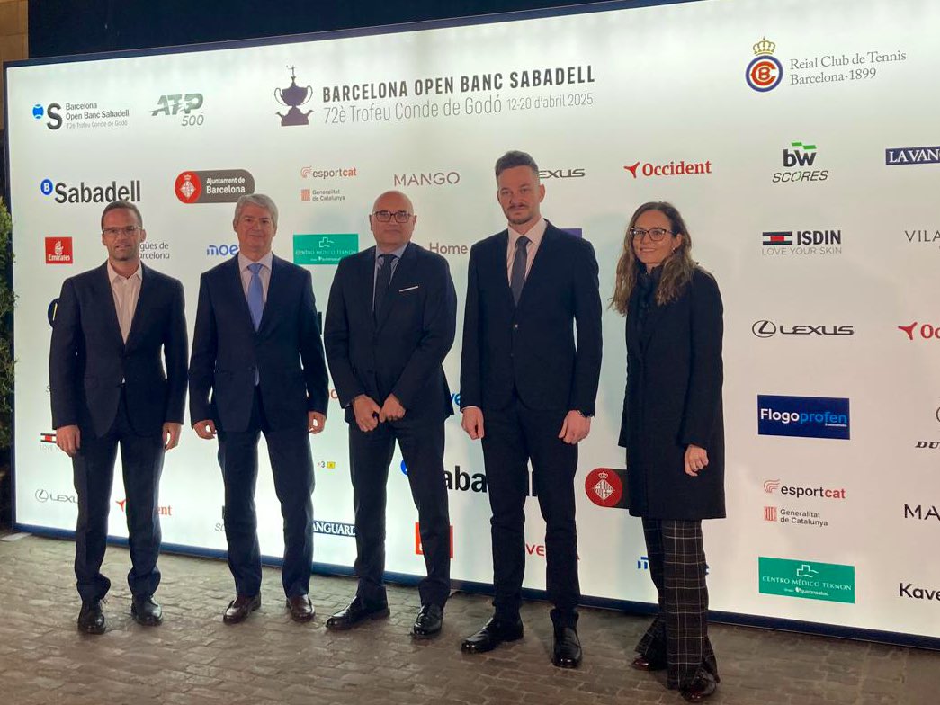 Aliances per avançar cap a la sostenibilitat.

Un any més <a href="/aiguesbcnclient/">Aigües de Barcelona</a> treballa de la mà del <a href="/bcnopenbs/">Barcelona Open Banc Sabadell</a> – 72è Trofeu Conde de Godó per reduir-na la petjada hídrica i la generació de residus.

Avui hem assistit a la presentació del torneig a <a href="/bcn_ajuntament/">Ajuntament de Barcelona</a>