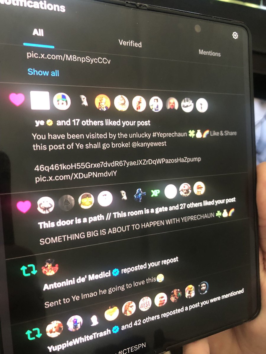 Yeprachaun's tweet photo. The Yeprechaun curse shall be broken today @kanyewest 👀🌈💰☘️ https://t.co/2qFfMJZa1D