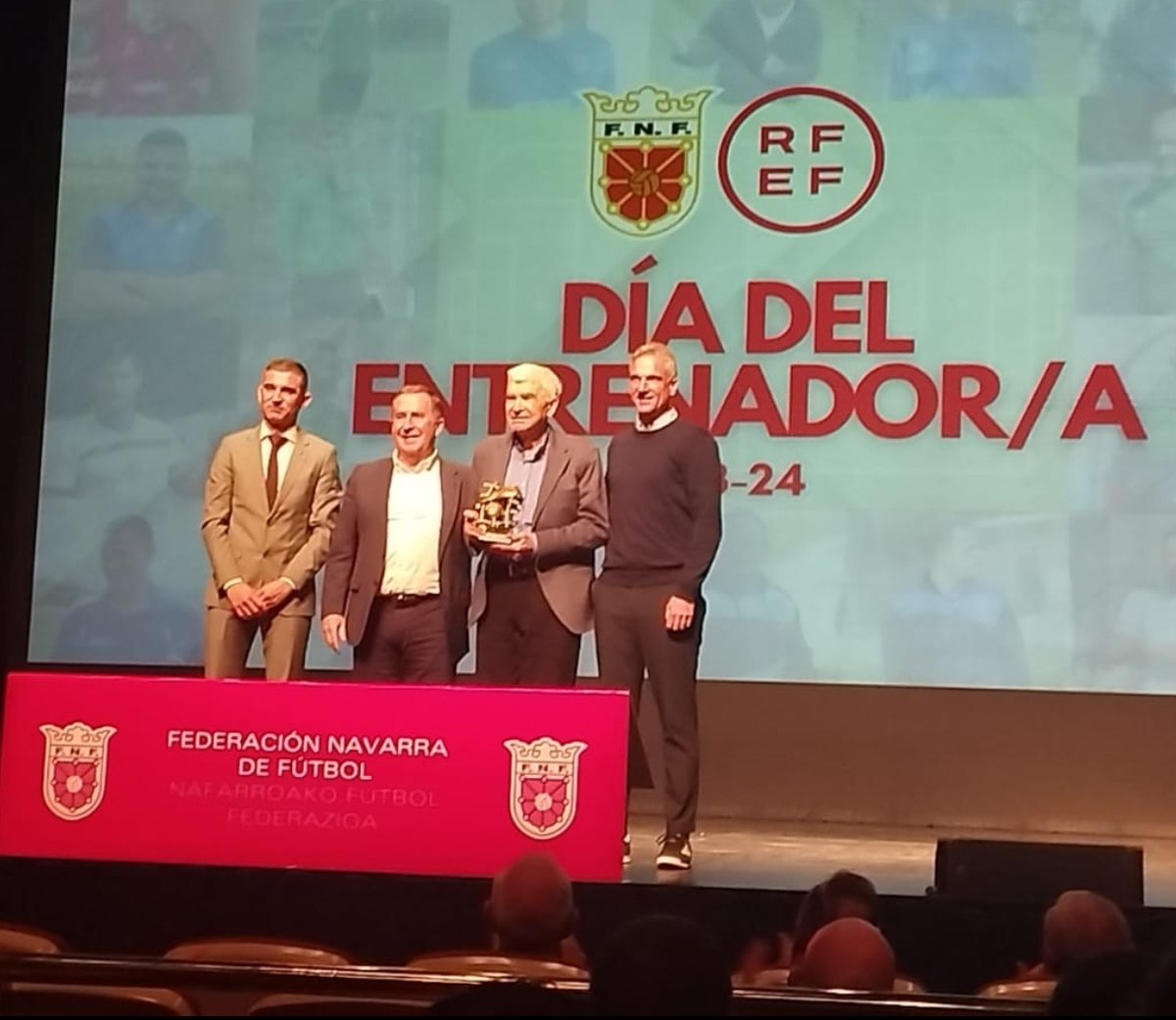 escuelaribera91's tweet photo. RECONOCIMIENTO DE LA FEDERACIÓN NAVARRA DE FÚTBOL A JESÚS Mª RODRÍGUEZ ROSANO (CHUS RODRÍGUEZ) https://t.co/DwIkPy8lNB https://t.co/aLEjCXN3lF
