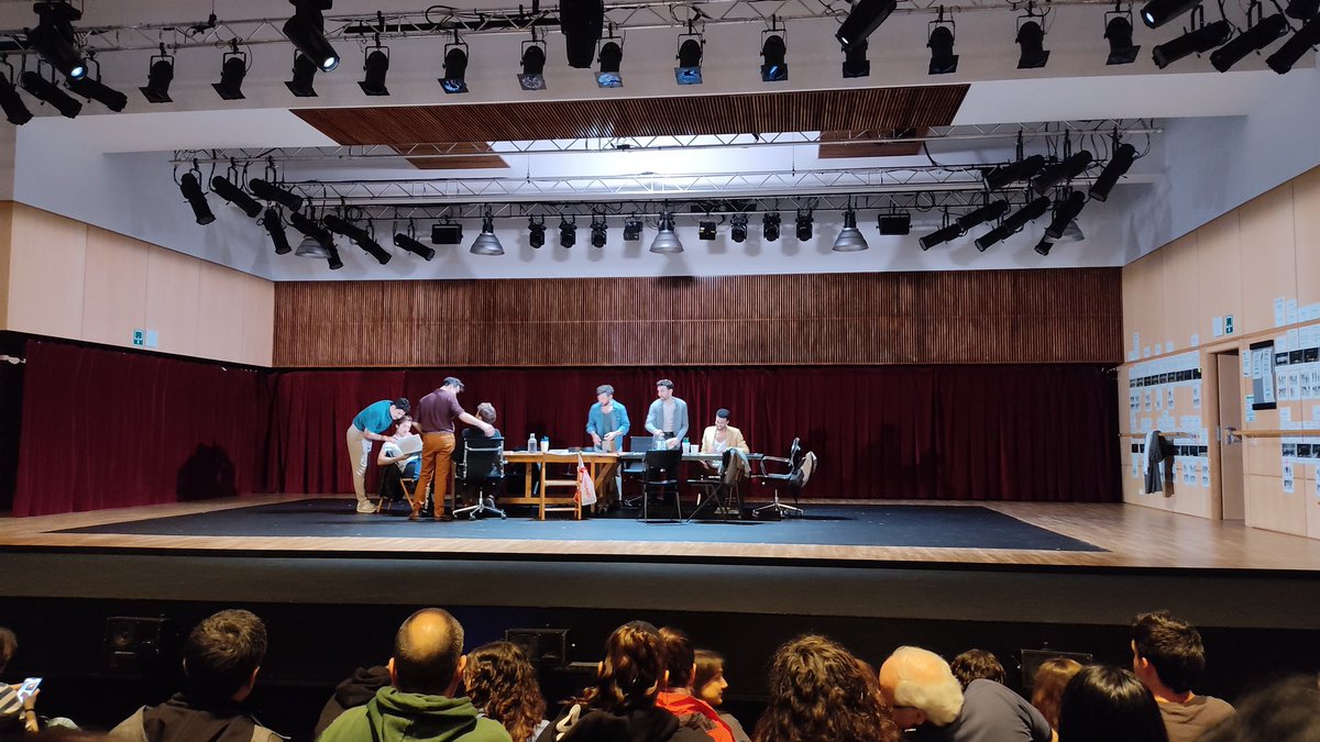 L'obra "L'herència" et connecta amb la importància del llegat, els referents, els valors... I que bonica l'última funció veient actors immensos que s'admiren, s'emocionen i gaudeixen asseguts a banda i banda de l'escenari contemplant els companys mentre esperen el seu torn.