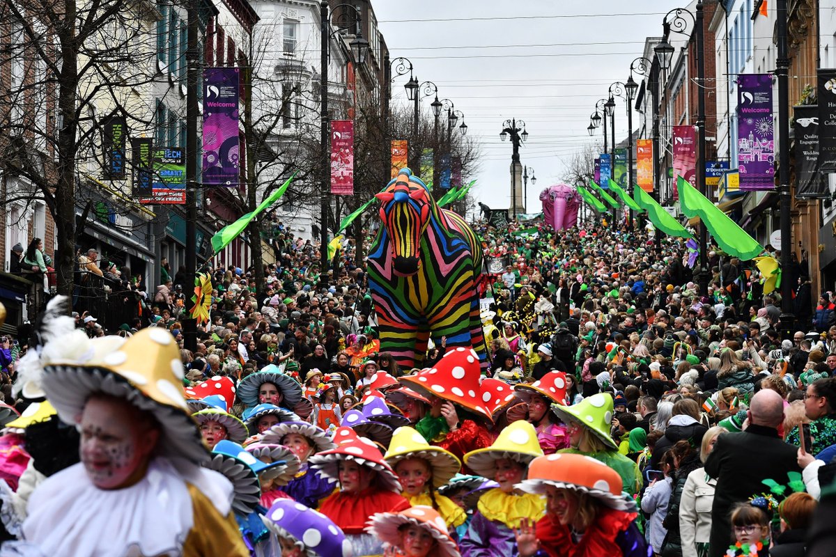 When it comes to putting on a show, nobody does it better than #derry 📷 More photos by George Sweeney / Derry Journal here - tinyurl.com/3xe6y67f #stpatricksday