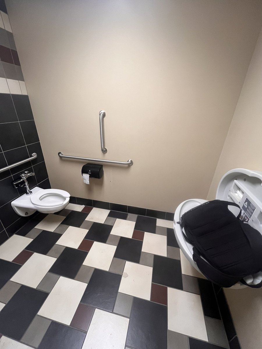 Gotta say i missed the faculty shitter over break, always a place in my heart for this bathroom