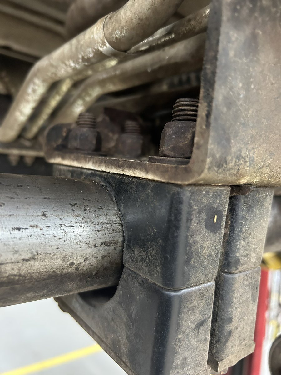 Noticing that your front decks on your 3500 D aren’t quite lifting as high as they once did 

Could be that your front end sliders, pivot pin and lift arm bushings are passed their wear limit and overdue for service like this one was 😒

Remember folks be good to one another ☘️🍻