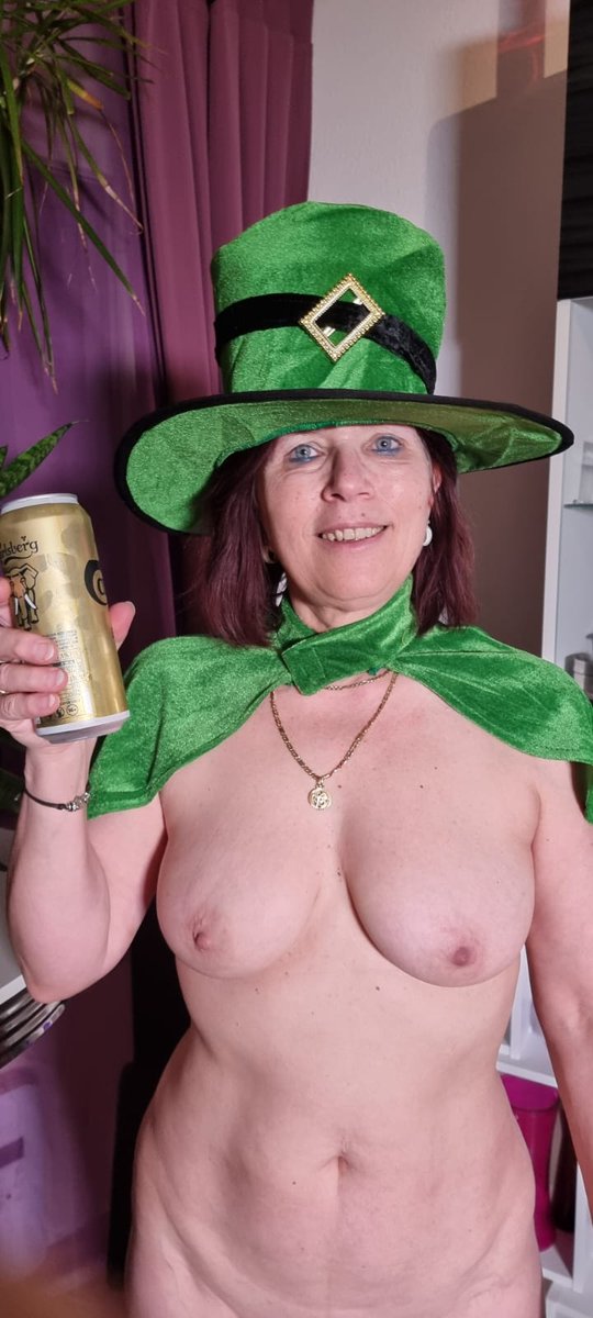 Happy St.Patriks Day to all my irish frieds and fans.. 💋💋  "Beannachtaí na Féile Pádraig sona daoibh "  ☘️☘️💋💋