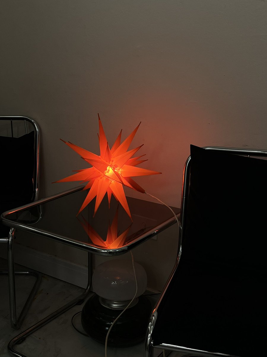 emiipolli's tweet image. luminária nova qui achei no Facebook 💋