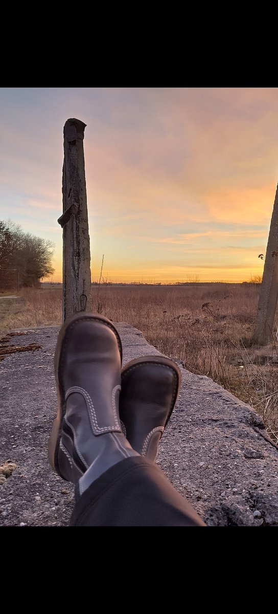 Nichts geht über das Gefühl von festen, gut getragenen Stiefeln auf rauem Beton – während die Sonne langsam untergeht. Genieße den Anblick, du weißt, dass du es willst... 👢🔥 #BootFetish #StiefelLiebe #LeatherObsession #BootLust #DomBoots #BootsLover #Leatherboots
