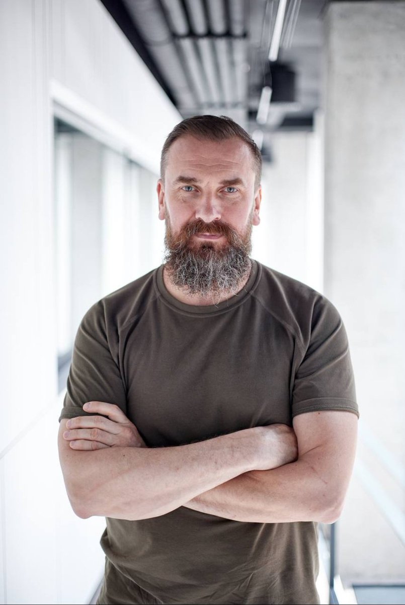 Воювати будуть усі ©

Міністр освіти і науки України Оксан Лісовий прилаштував свого 28-річного сина Назарія працювати в Національний центр "Мала академія наук України", де раніше Оксан Васильович працював директором.