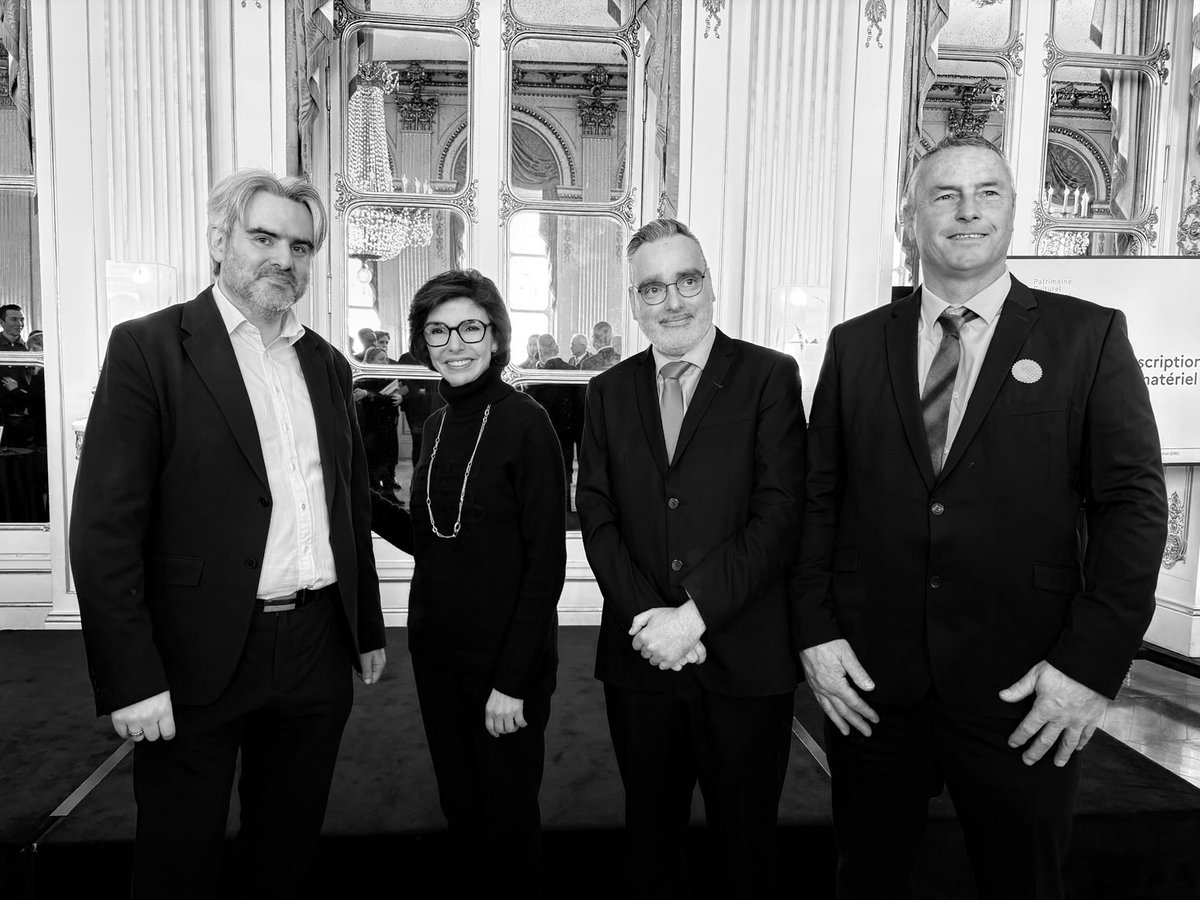 OlmAvocat's tweet photo. Inscription des arts forains dans le patrimoine immobilier culturel de l’Humanite.
Remise officielle du certificat UNESCO par la ministre de la Culture.
#unesco #forain #culture #patrimoine #France #droit https://t.co/PEade2ou7O