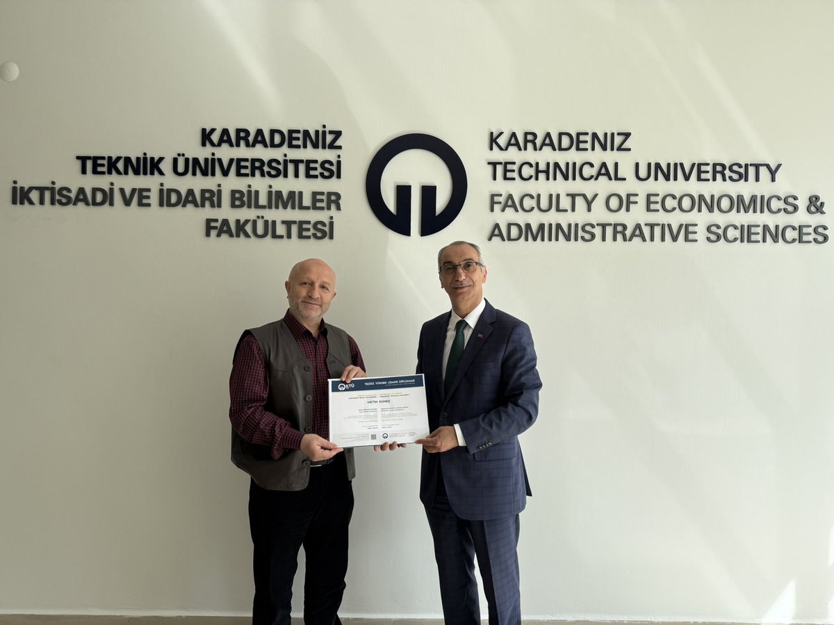 Bugün Kamu Yönetimi Yüksek Lisans Belgemi “Yüksek Onur öğrencisi “ olarak İktisadi ve İdari Bilimler Fakültesi Dekanımız Prof.Dr.Atilla Doğan Hocamızın elinden aldım. Mühendis kökenli arkadaşlarıma sosyal bilimleri alanında yüksek lisan yapmayı tavsiye ederim.
