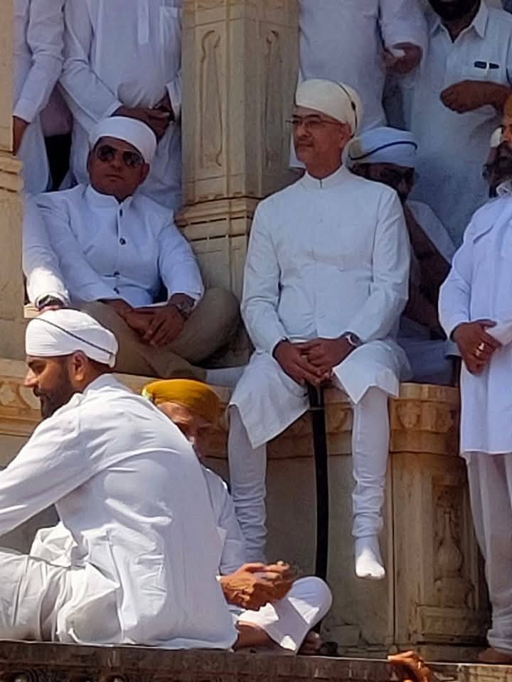 BHANWAAR SINGH RETA (@bhanwarsareta) on Twitter photo आज महाराणा विश्वराज सिंह जी मेवाड़ ने उदयपुर आयड़ स्थित महासतियाँ जी में पहुंच कर अपने काका श्रीजी अरविंद सिंहजी मेवाड़ के दाह-संस्कार कार्यक्रम में भाग लिया। <a href="/VishvarajSMewar/">Vishvaraj Singh Mewar</a> <a href="/BjpMahimakumari/">Mahima Kumari Mewar</a> आज महाराणा विश्वराज सिंह जी मेवाड़ ने उदयपुर आयड़ स्थित महासतियाँ जी में पहुंच कर अपने काका श्रीजी अरविंद सिंहजी मेवाड़ के दाह-संस्कार कार्यक्रम में भाग लिया। <a href="/VishvarajSMewar/">Vishvaraj Singh Mewar</a> <a href="/BjpMahimakumari/">Mahima Kumari Mewar</a>