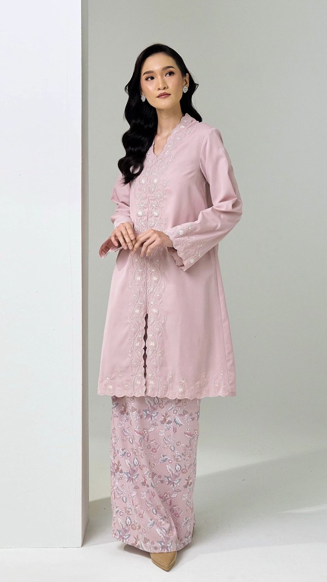 jijieazrin's tweet image. Tak paham kenapa baju raya tahun ni banyak singkat, nampak punggung 😭

Nak jumpa yang labuh, ayu macam ni payah benor 😮‍💨