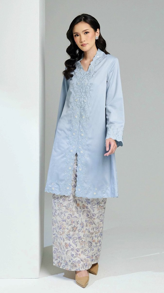 jijieazrin's tweet image. Tak paham kenapa baju raya tahun ni banyak singkat, nampak punggung 😭

Nak jumpa yang labuh, ayu macam ni payah benor 😮‍💨