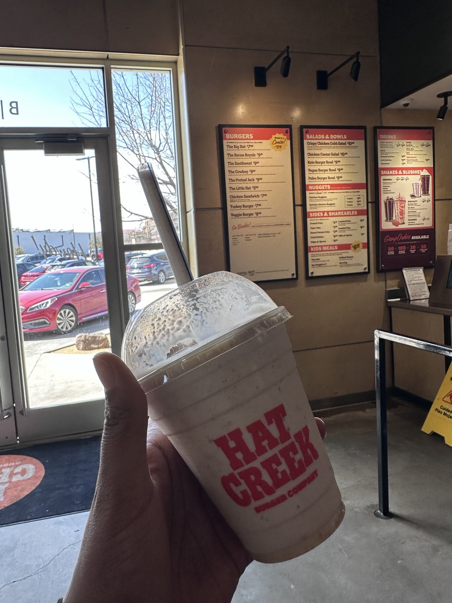 ConConcepts's tweet image. Nothing beats a great burger &amp;amp; shake—especially when it&apos;s from @HatCreekBurgers 🍔🥤 Last week, @ConConcepts Client Manager, Anazjah Stanley, visited their location in Dallas, TX, &amp;amp; got the inside scoop on their latest LTOs: the Banana Pudding Milkshake and the Salt Lick Burger!