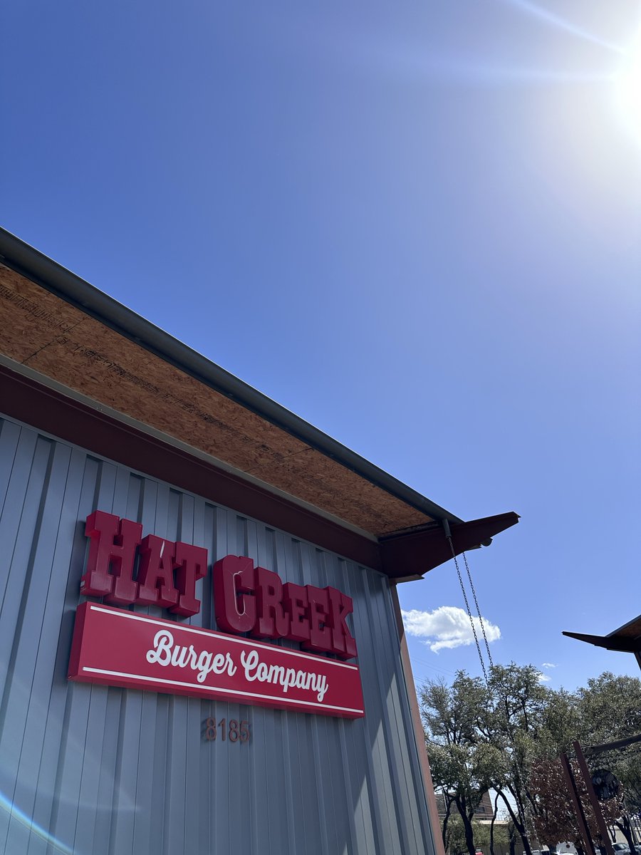 ConConcepts's tweet image. Nothing beats a great burger &amp;amp; shake—especially when it&apos;s from @HatCreekBurgers 🍔🥤 Last week, @ConConcepts Client Manager, Anazjah Stanley, visited their location in Dallas, TX, &amp;amp; got the inside scoop on their latest LTOs: the Banana Pudding Milkshake and the Salt Lick Burger!