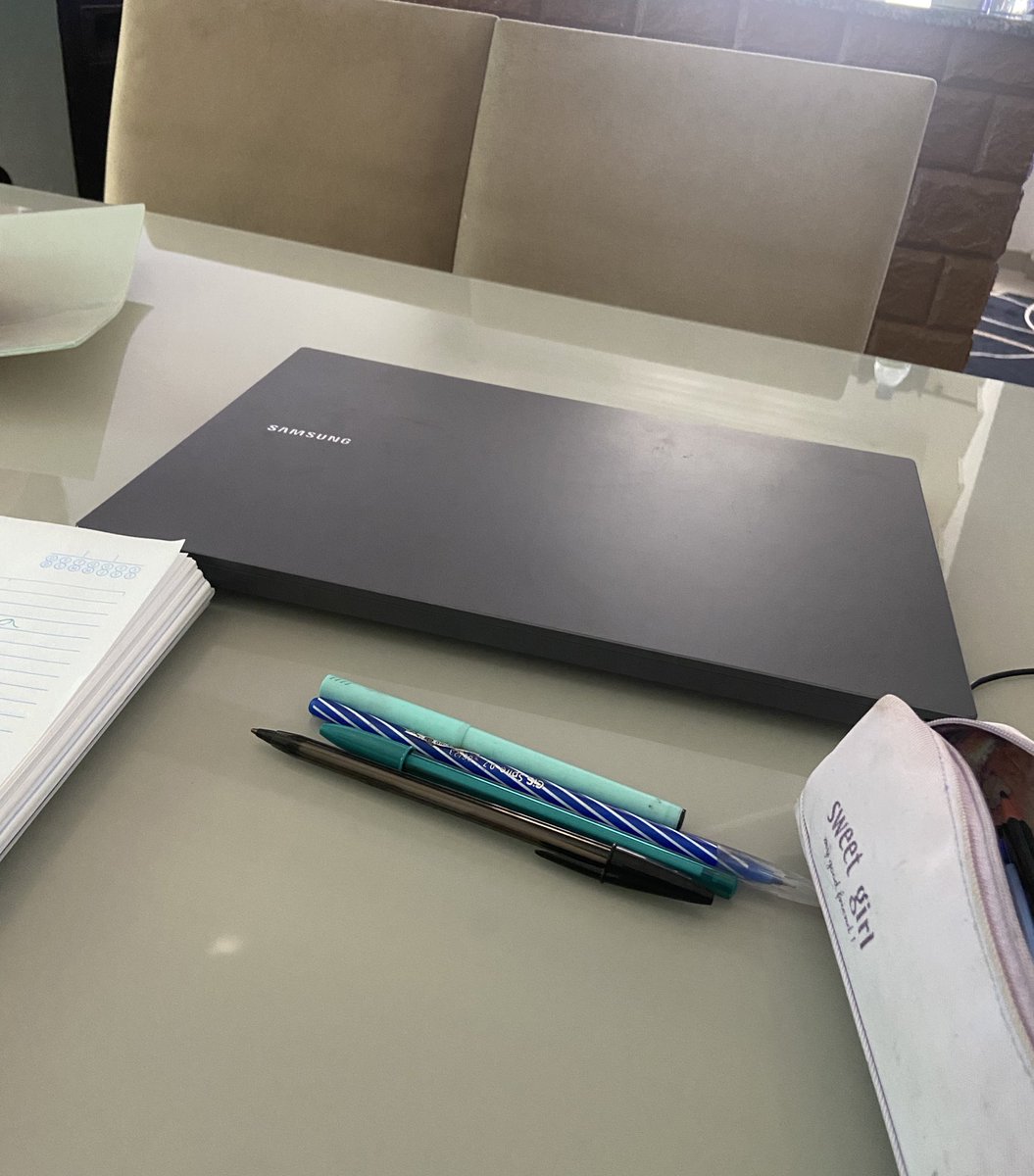 studyingwtata's tweet photo. Indo estudar na mesa de jantar mesmo pq n to afim de ficar no meu quarto hoje. Preciso mudar o ambiente. https://t.co/e033VmP6e0