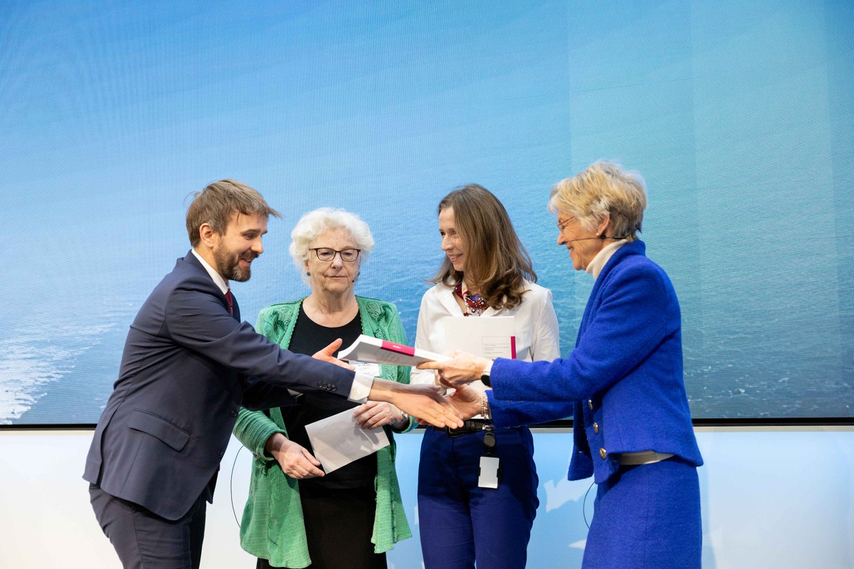 Justisminister Asti Aas-Hansen og helseminister Jan Christian Vestre tok i dag i mot Straffereaksjonsutvalgets NOU om om ivaretakelse av domfelte og innsatte med alvorlige psykiske lidelser.

Les mer på regjeringen.no/id3092246.