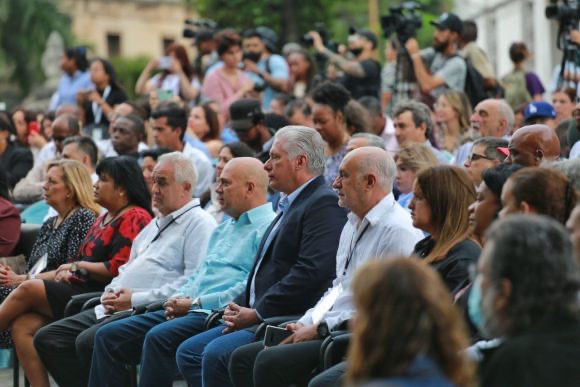 AnayansiRCamejo's tweet photo. Participamos en inauguración IV #ColoquioPatria. Del 17-19 marzo, sus delegados debatirán sobre la comunicación política desde el Sur, la influencia de las plataformas digitales, identificarán desafíos y propuestas para uso ético y liberador de las TIC. Bienvenidos a #Cuba 🇨🇺♥️ https://t.co/JdeiMgBxhg