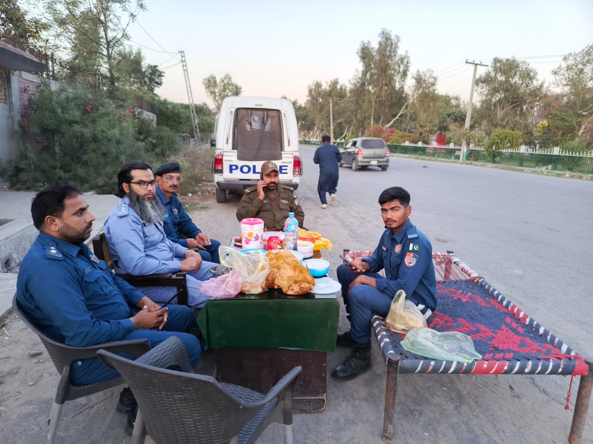 NankanaPolice's tweet photo. ڈی پی او ننکانہ کی ہدایت پر ڈی ایس پی ٹریفک ننکانہ سید فرخ اظہر نے سانگلہ ہل میں ٹریفک پولیس کے افسران و جوانوں کے ساتھ روزہ افطار کیا۔

#PunjabPolice #nankanapolice #dponankana #TrafficPolice #SalamPolice #aftaritime https://t.co/jKt138dATM