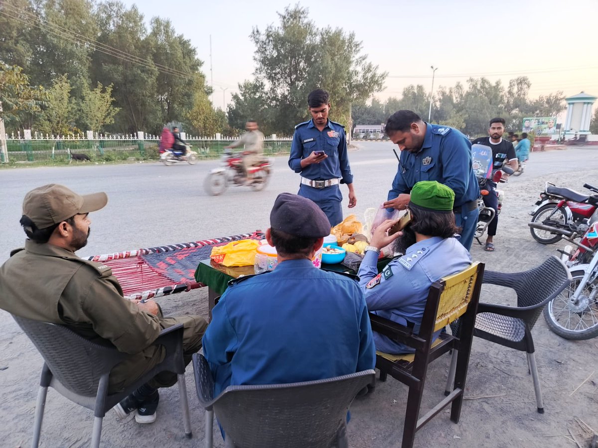 NankanaPolice's tweet photo. ڈی پی او ننکانہ کی ہدایت پر ڈی ایس پی ٹریفک ننکانہ سید فرخ اظہر نے سانگلہ ہل میں ٹریفک پولیس کے افسران و جوانوں کے ساتھ روزہ افطار کیا۔

#PunjabPolice #nankanapolice #dponankana #TrafficPolice #SalamPolice #aftaritime https://t.co/jKt138dATM