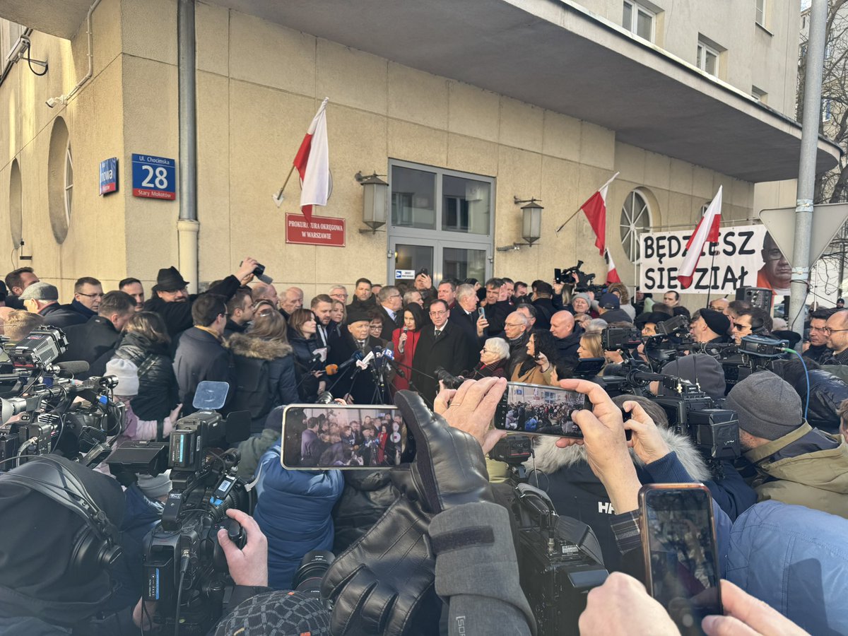 DanielObajtek's tweet photo. Nie pozwolimy na rozkładanie demokracji w Polsce 🇵🇱 https://t.co/Jvwzsu6AfY