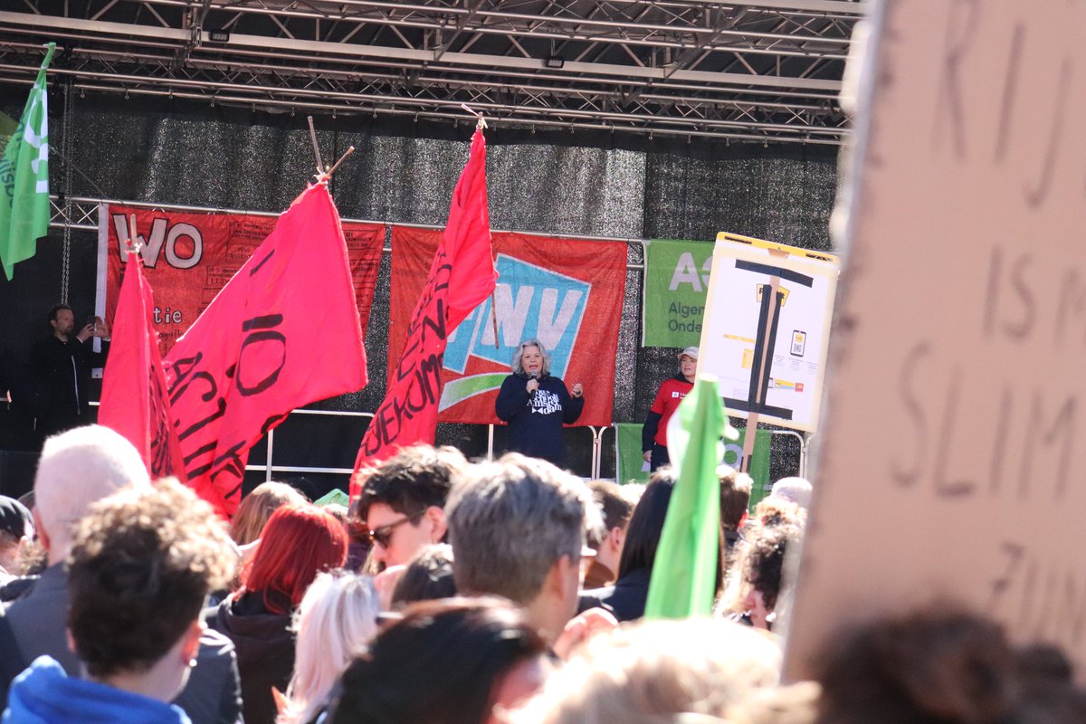 SP_Amsterdam's tweet photo. Met @AObtweets @FNV @asva_vakbond @WOinactie @SPnl @SPjongeren & duizenden Amsterdammers onderweg naar de Dam. Met meer dan een miljard aan geplande bezuinigingen sloopt dit kabinet ons onderwijs en de onderwijskansen van toekomstige generaties. #stopdeSloop #estafettestaking https://t.co/ZTZtULfeUo
