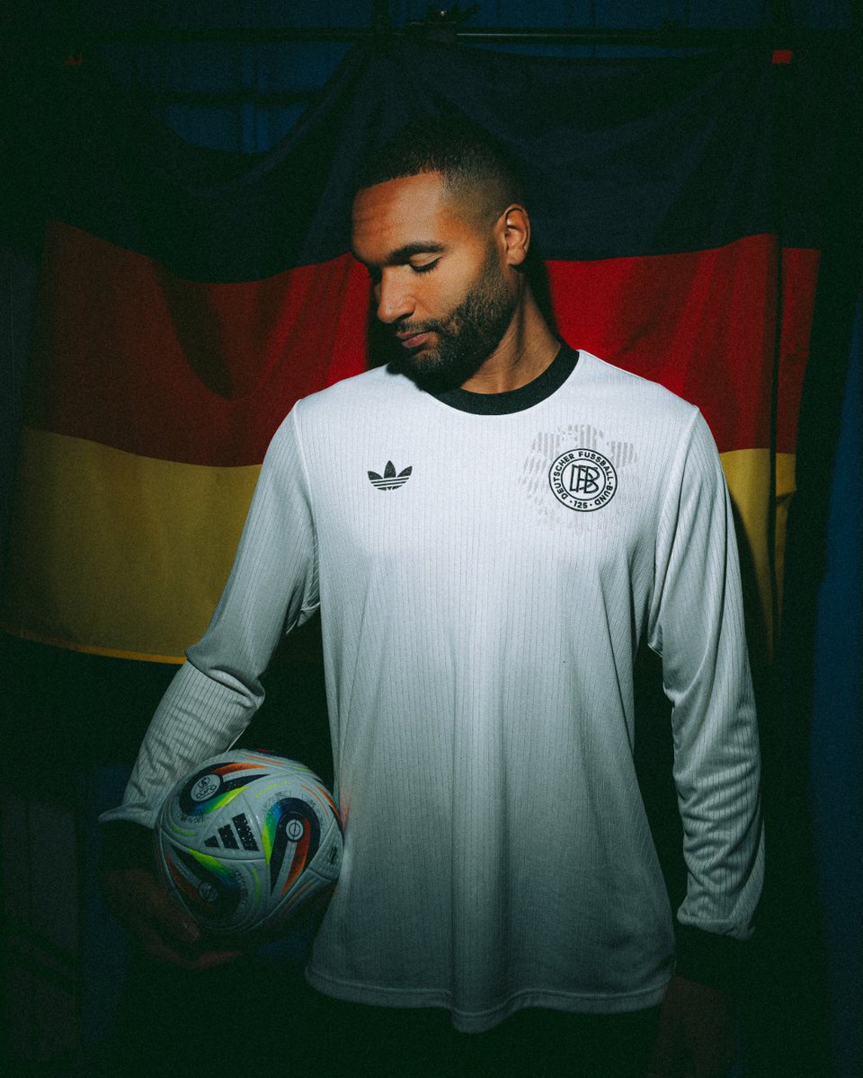 Alemania 🇩🇪 presentó una nueva camiseta especial para conmemorar el 125° aniversario de la Federación Alemana de Fútbol. Está inspirada en el diseño que se utilizó en el Mundial de 1974, donde su selección fue anfitriona y campeona.