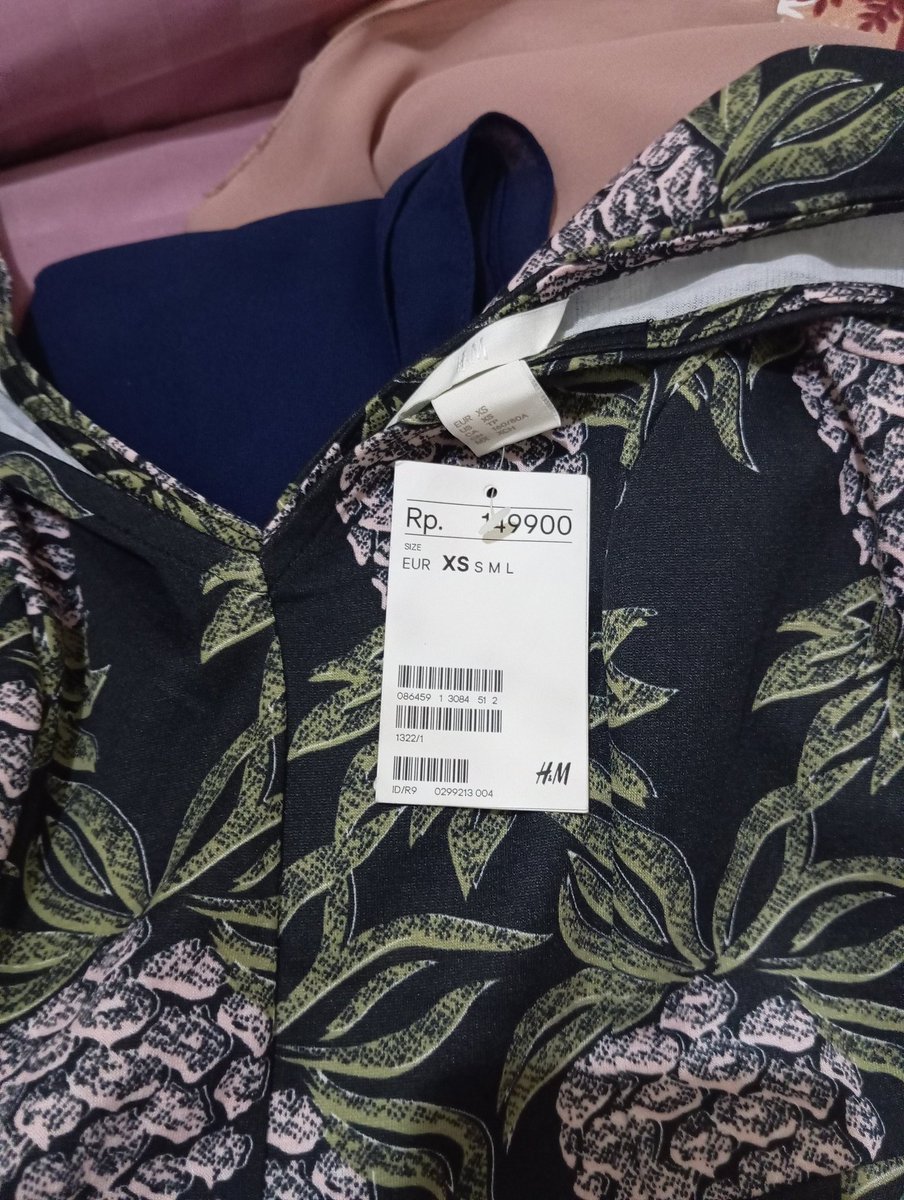 daudboy7's tweet photo. Guys aku lagi beres beres lemari, banyak baju yg sudah ga bisa ku pakai,beberapa masih ada tag nya, apa ada yg mau ku jual 30 rb an aja https://t.co/Vi2ZwJQcBJ