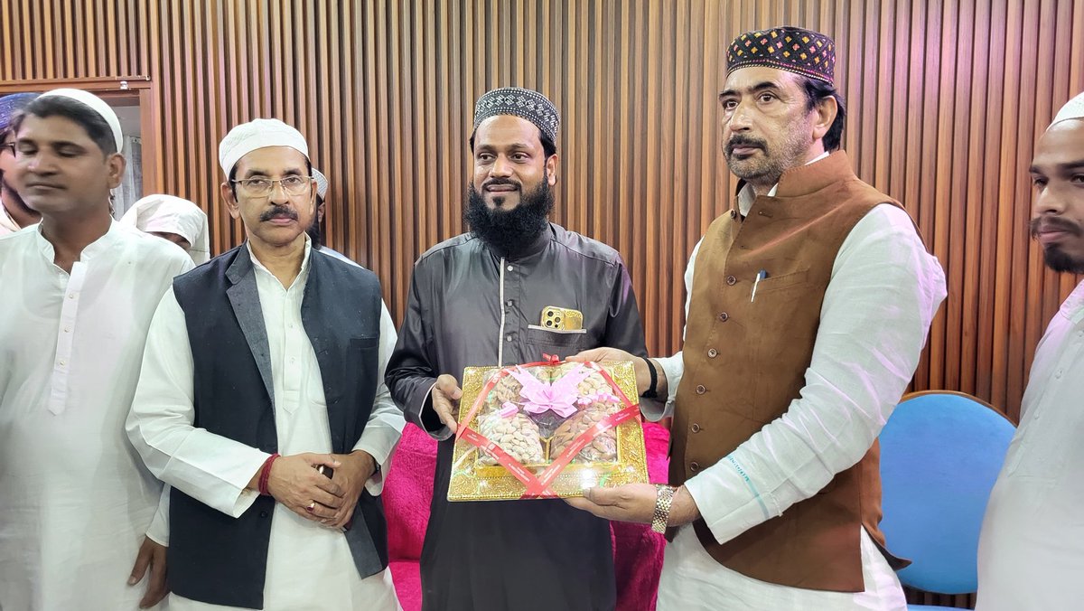 GAMIR_INC's tweet photo. Today visited Furfura Dargah Sharief on the death anniversary of the founder of Furfura Darbar Sharif, Pir Mohammad Abu Bakr Siddiqui Al Quraishi, to pay homage to him and met various religious scholars alongwith PCC President, AICC Secretaries and other Senior Congress Leaders from the state.

@INCWestBengal 
@IYCWestBengal @NSUIWestBengal @WestBengalPMC @IncminorityWB