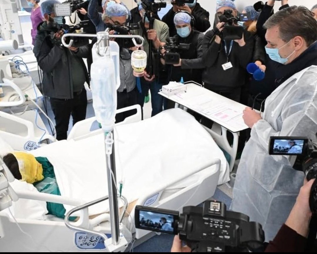 Pobogu ljudi da li IKO od LEAKRA u ovoj ustanovi ima zrno savesti i etike!?!?!? 
Svi pacijenti koji imaju teške opekotine su izrazito imunokompromitovani!!!
Pustiti ovoliki broj ljudi oko njih je zločin!
Da li Makedonci znaju gde su poslali svoj državljane!?