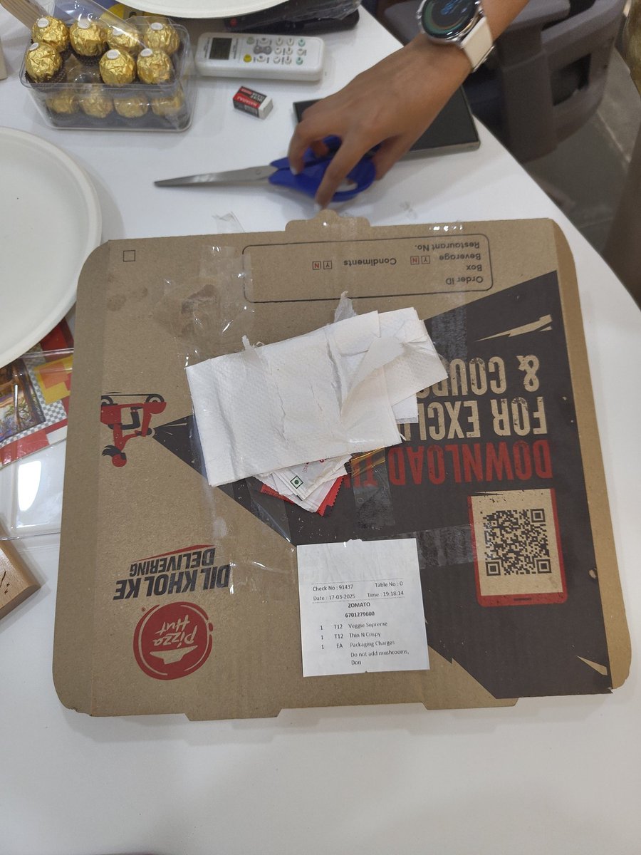 vikrant_thakkar's tweet photo. @zomato @PizzaHutIN @pizzahut This is what we get after waiting for 1hr and paying 850 .... Do you think it worth  having cold pizza.... It's better you say no https://t.co/vx3wQvnPd5